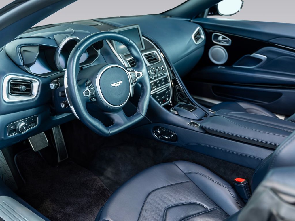 Aston Martin DBS 2020