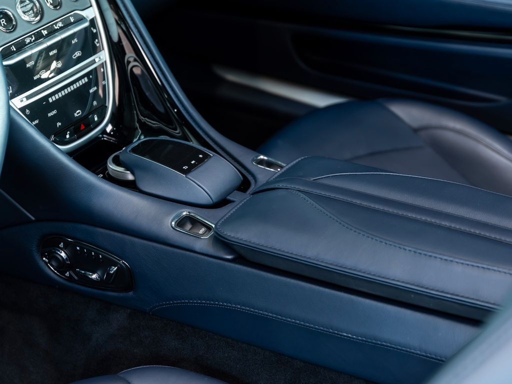 Aston Martin DBS 2020