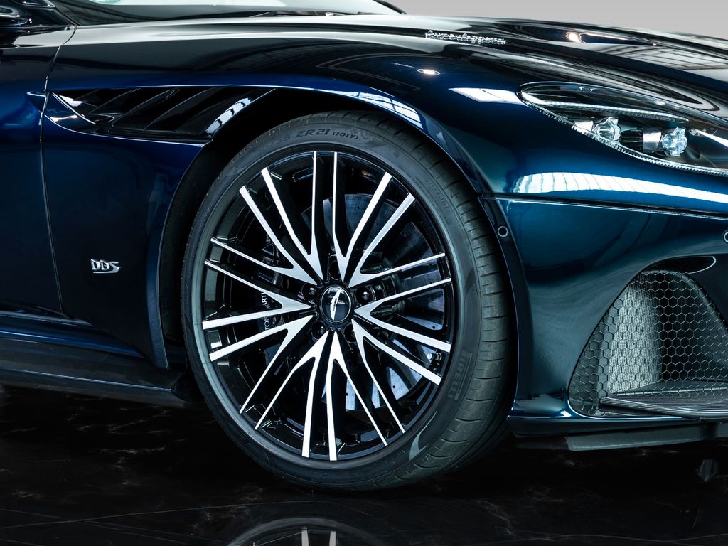 Aston Martin DBS 2020