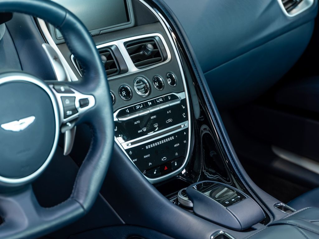 Aston Martin DBS 2020