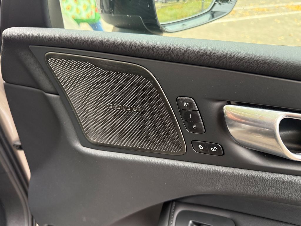 Volvo XC60 2025