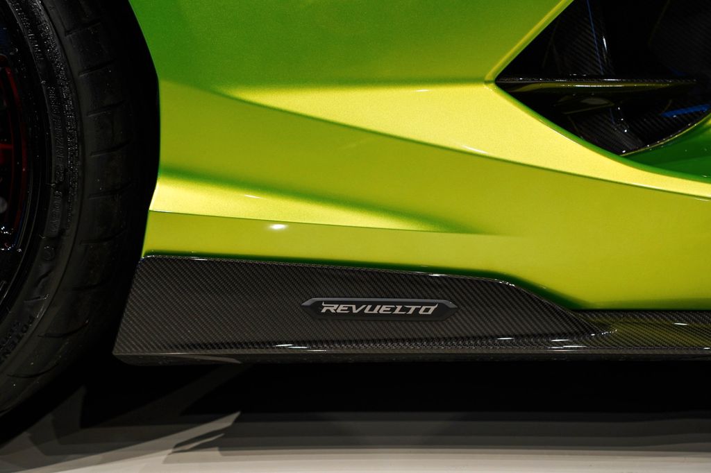 Lamborghini Revuelto 2024