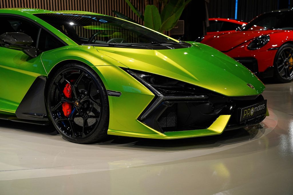 Lamborghini Revuelto 2024