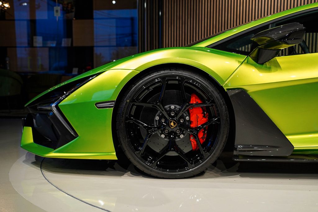 Lamborghini Revuelto 2024