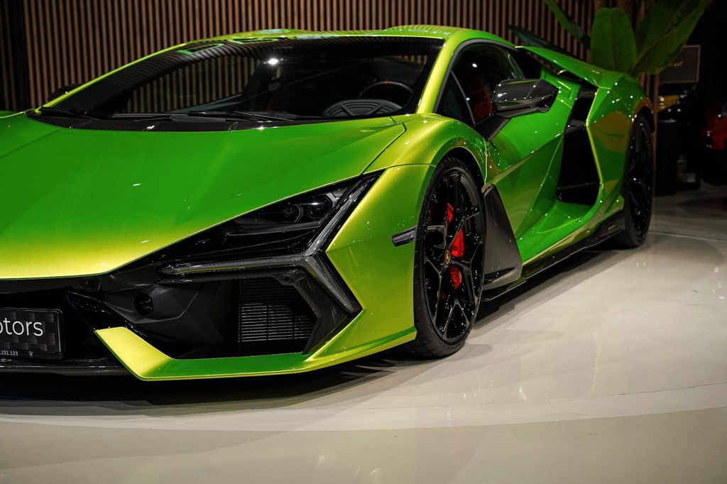 Lamborghini Revuelto 2024