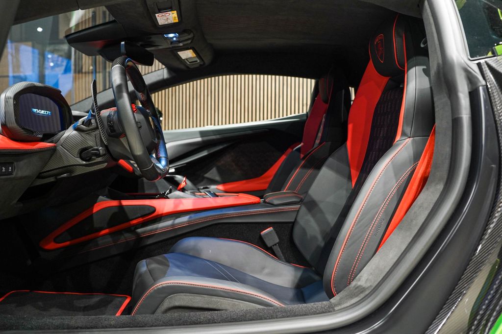 Lamborghini Revuelto 2024