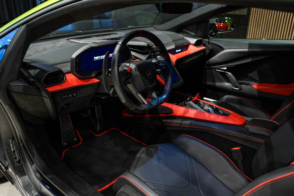 Lamborghini Revuelto 2024