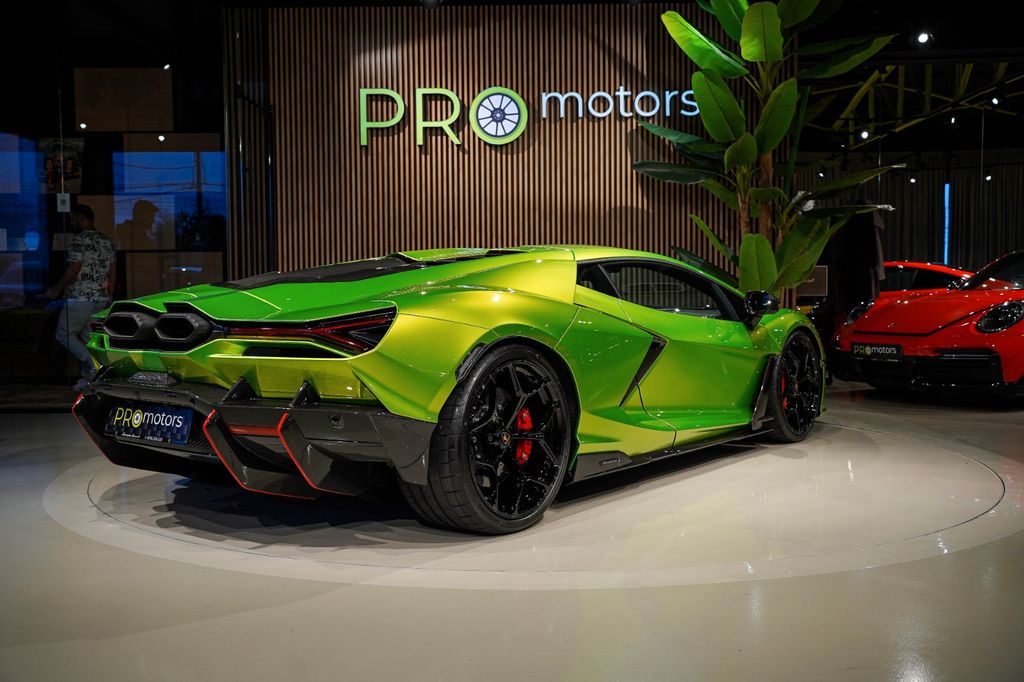 Lamborghini Revuelto 2024