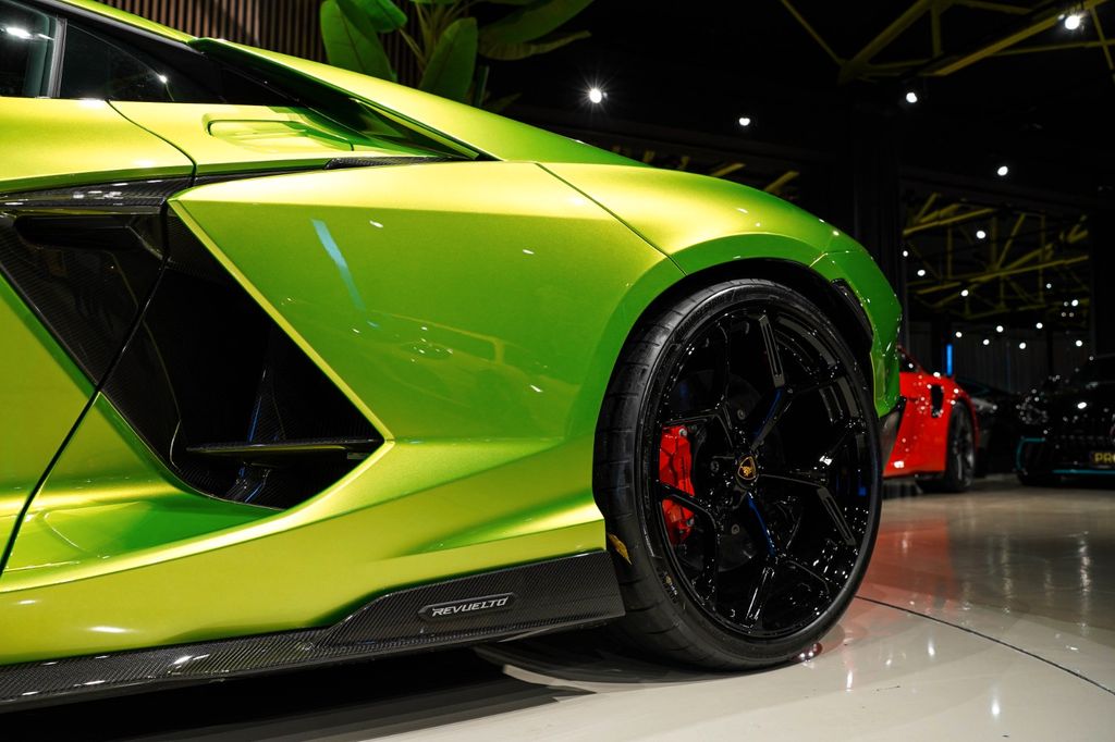 Lamborghini Revuelto 2024