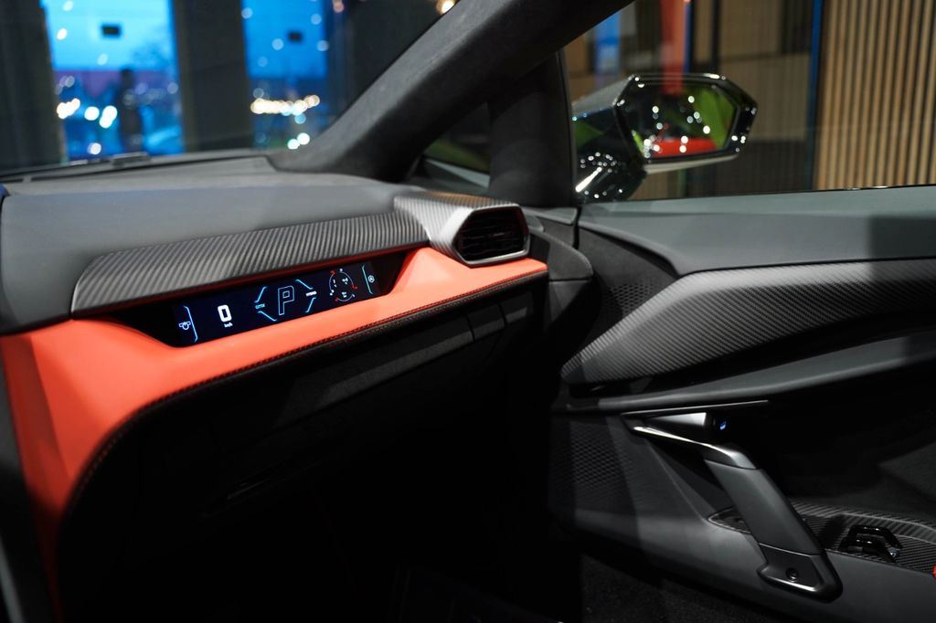 Lamborghini Revuelto 2024