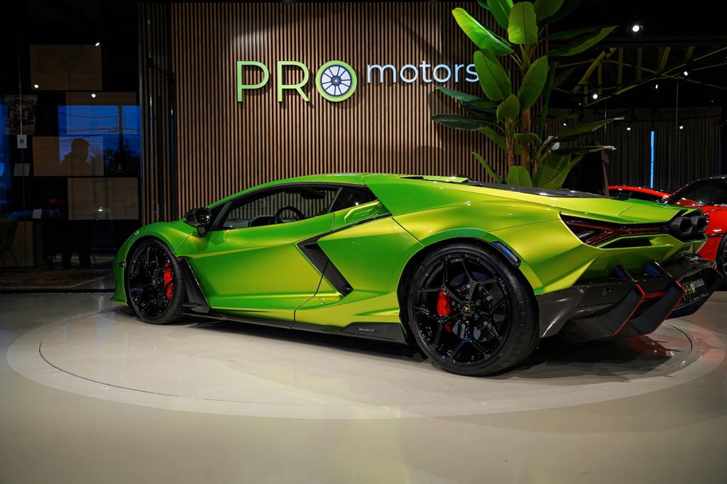 Lamborghini Revuelto 2024