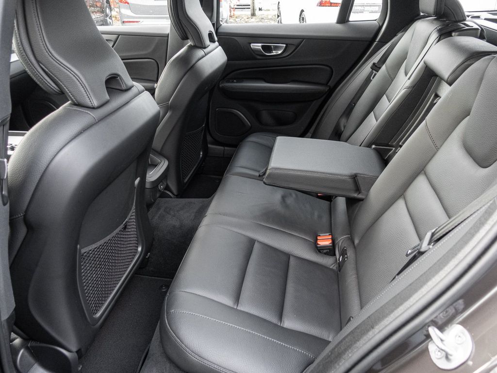 Volvo V60 Cross Country 2023