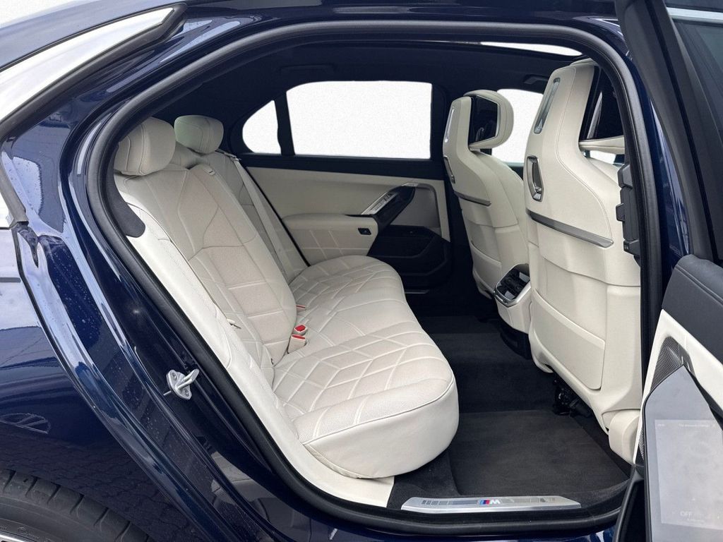 BMW 750 2024