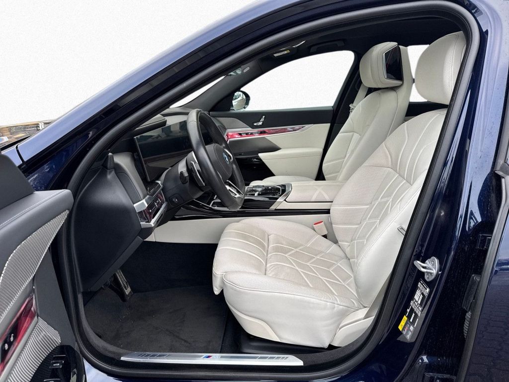 BMW 750 2024