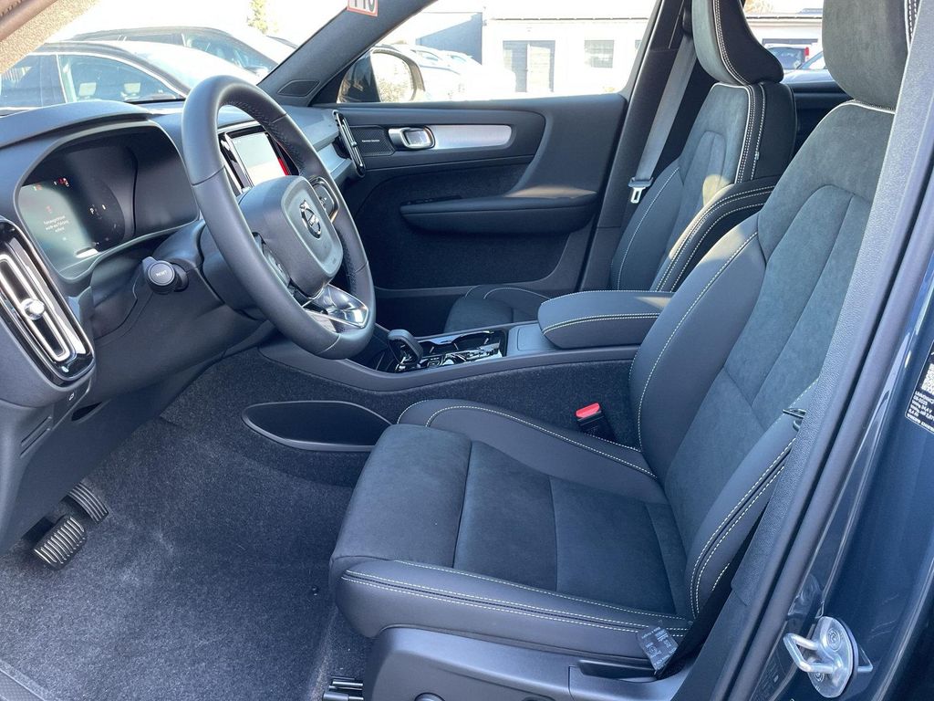 Volvo XC40 2025