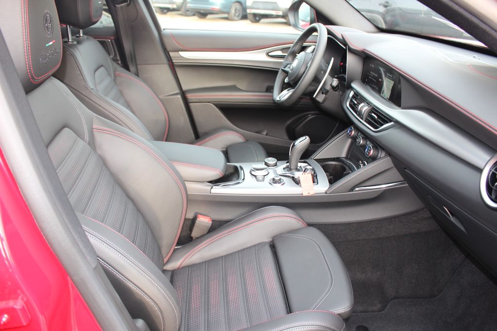 Alfa Romeo Stelvio 2025