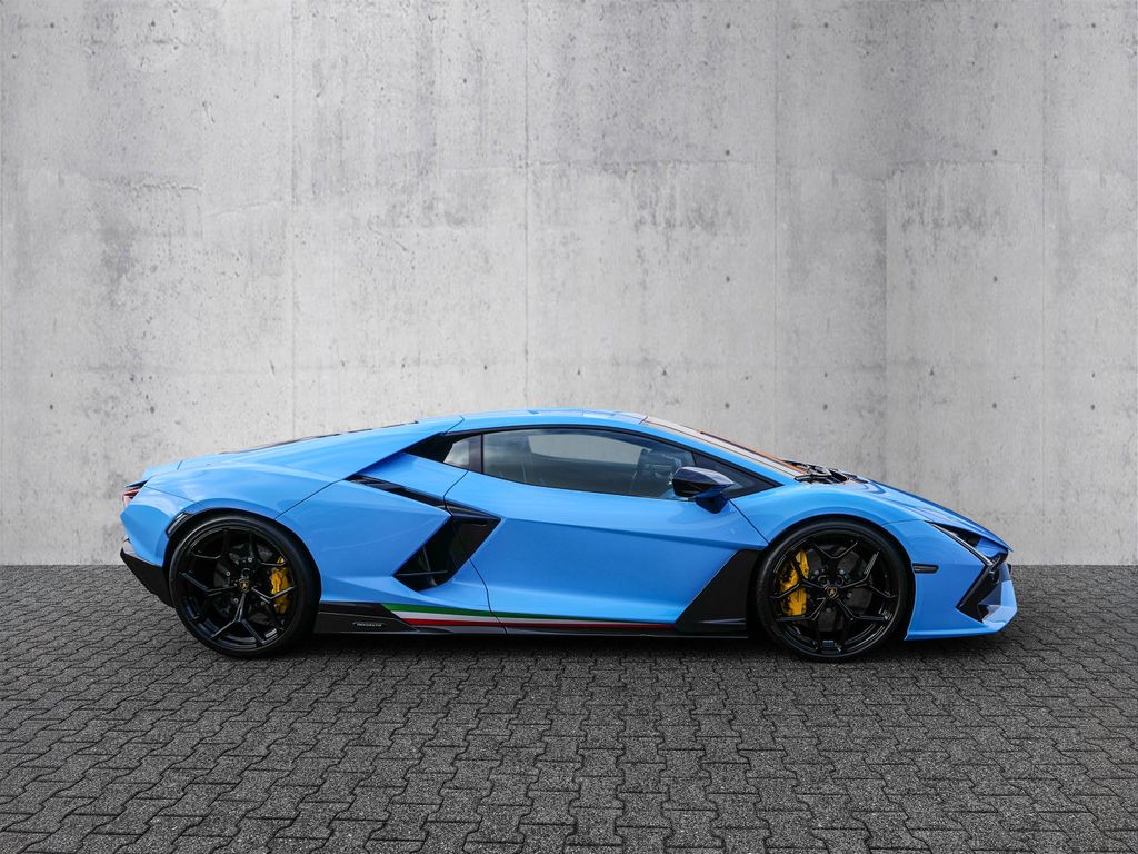 Lamborghini Revuelto 2024