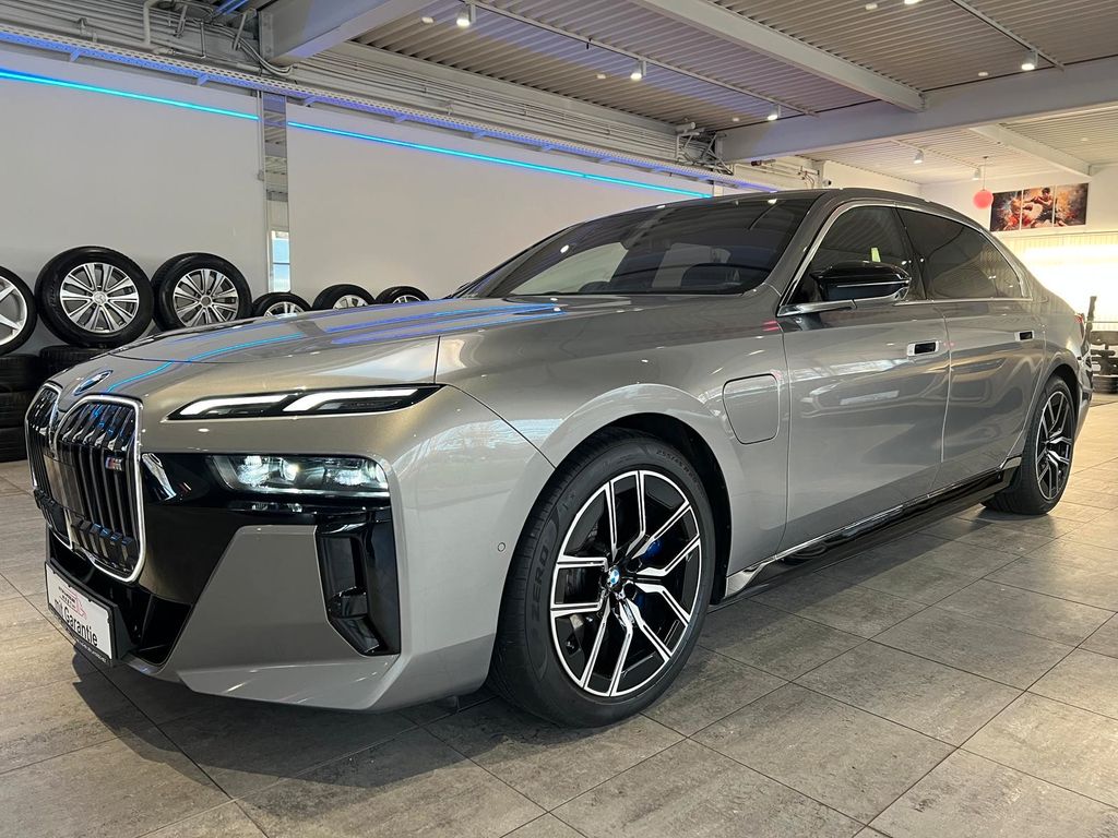 BMW M760 2023