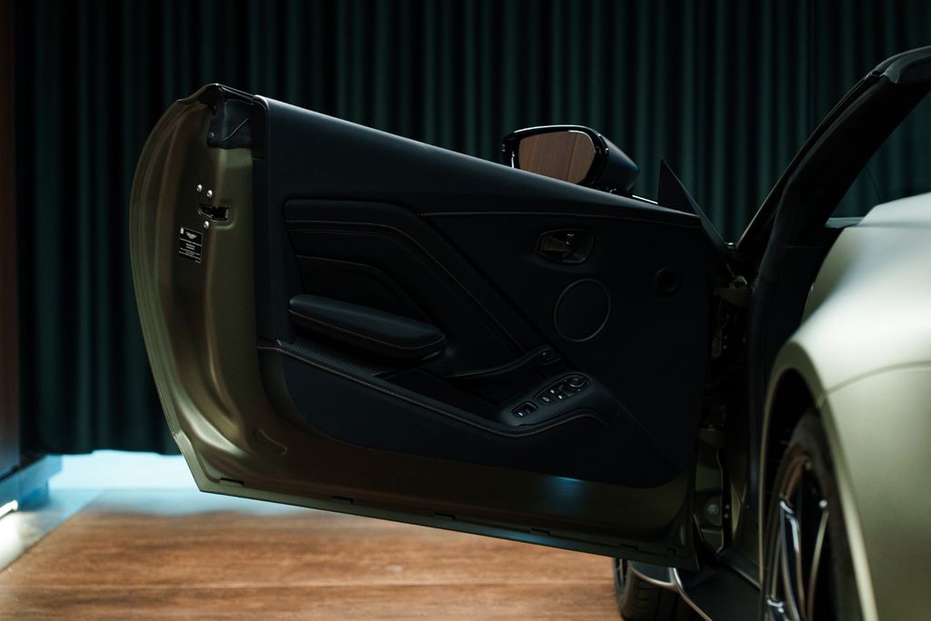 Aston Martin V12 Vantage 2023