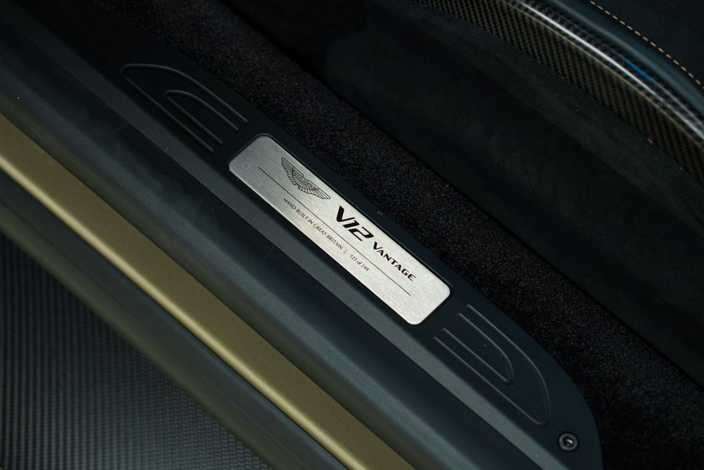 Aston Martin V12 Vantage 2023