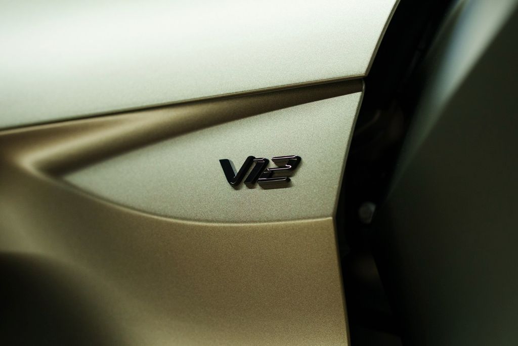 Aston Martin V12 Vantage 2023