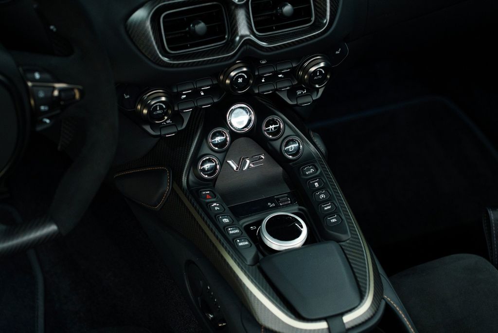 Aston Martin V12 Vantage 2023