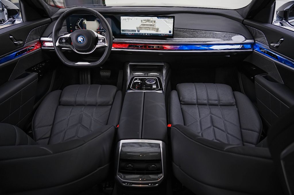 BMW 750 2024