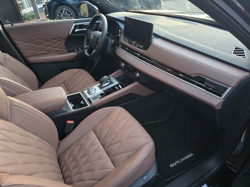 Mitsubishi Plug-in Hybrid Outlander 2025