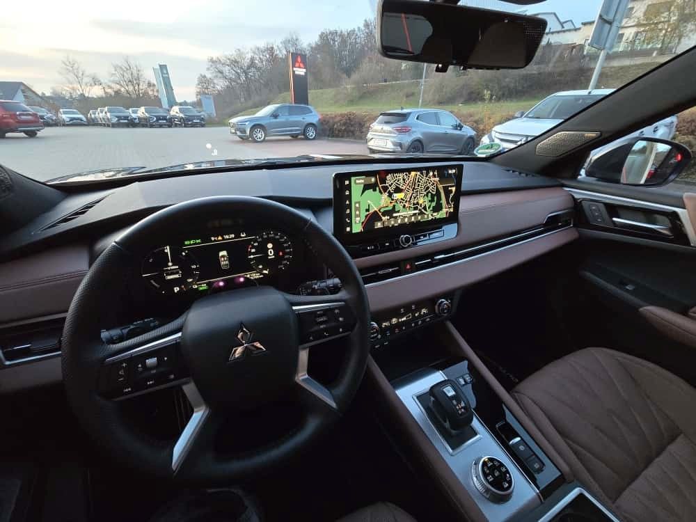 Mitsubishi Plug-in Hybrid Outlander 2025