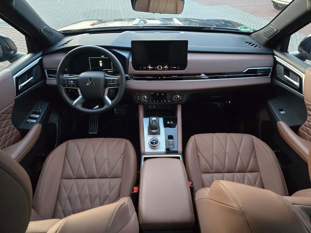 Mitsubishi Plug-in Hybrid Outlander 2025