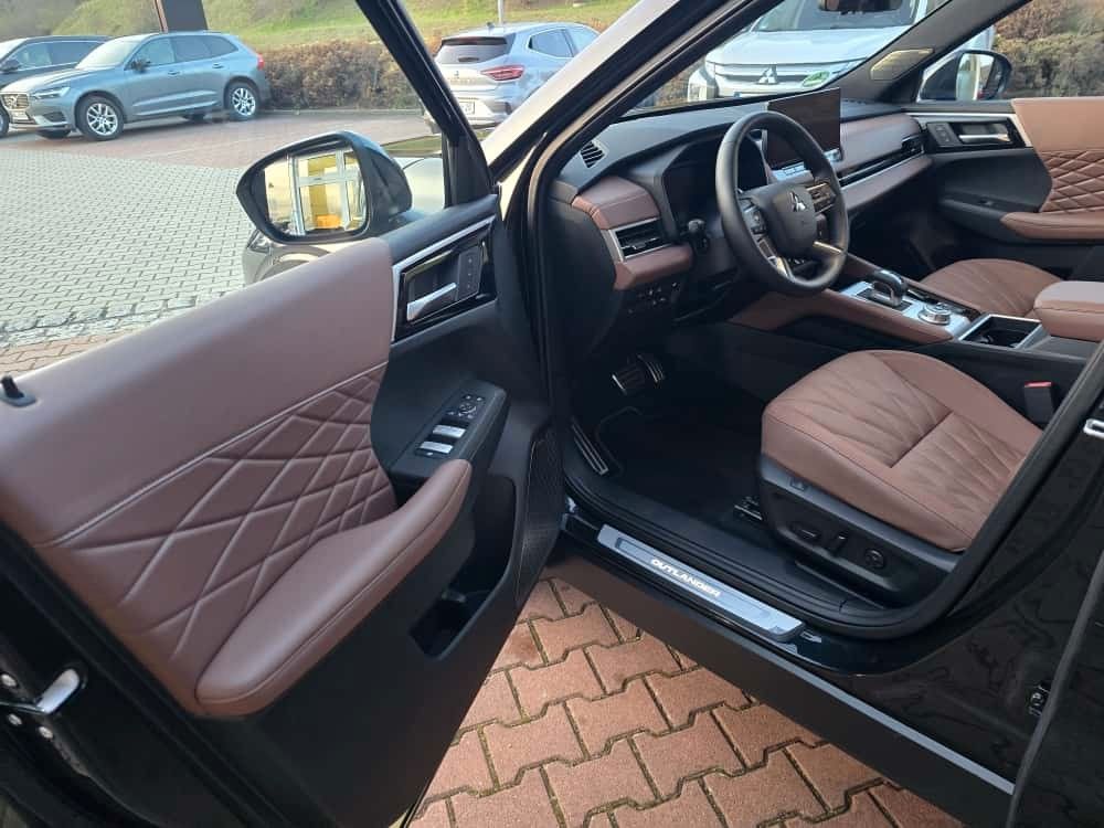 Mitsubishi Plug-in Hybrid Outlander 2025