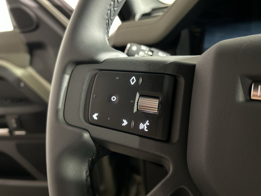 Land Rover Defender 2025