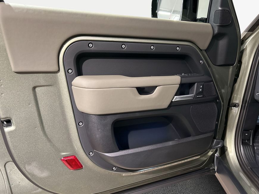Land Rover Defender 2025