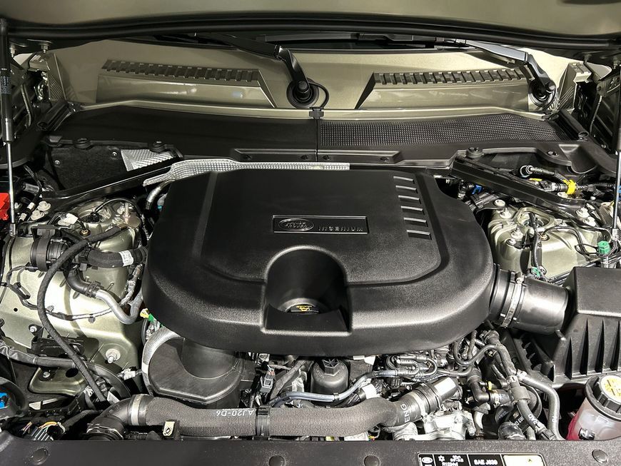 Land Rover Defender 2025