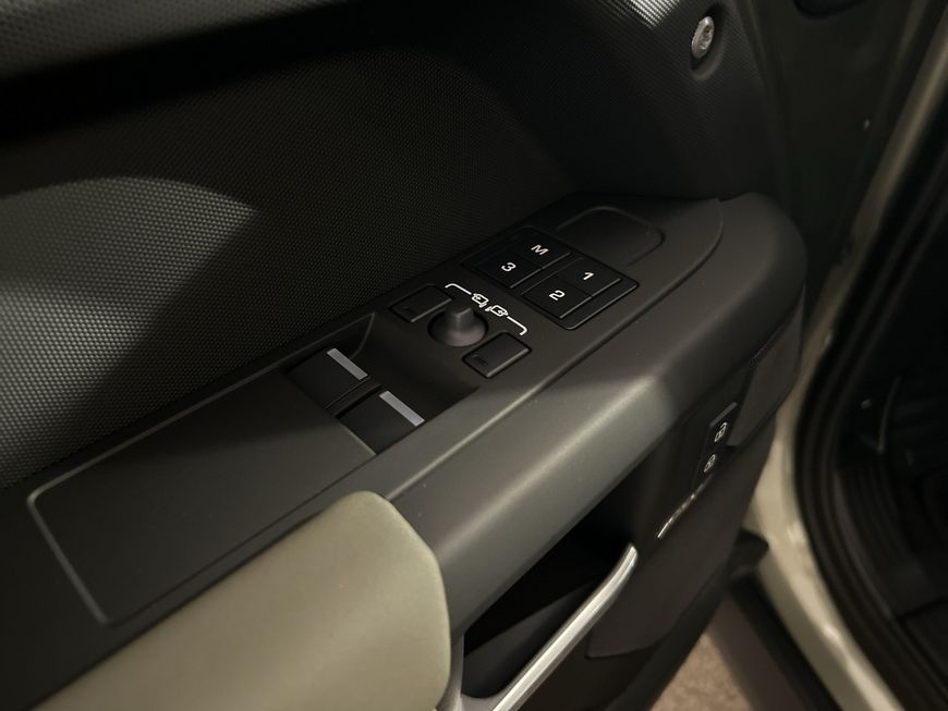 Land Rover Defender 2025