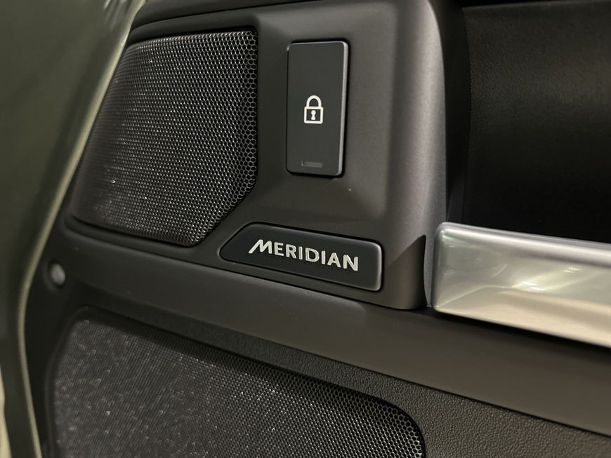 Land Rover Defender 2025