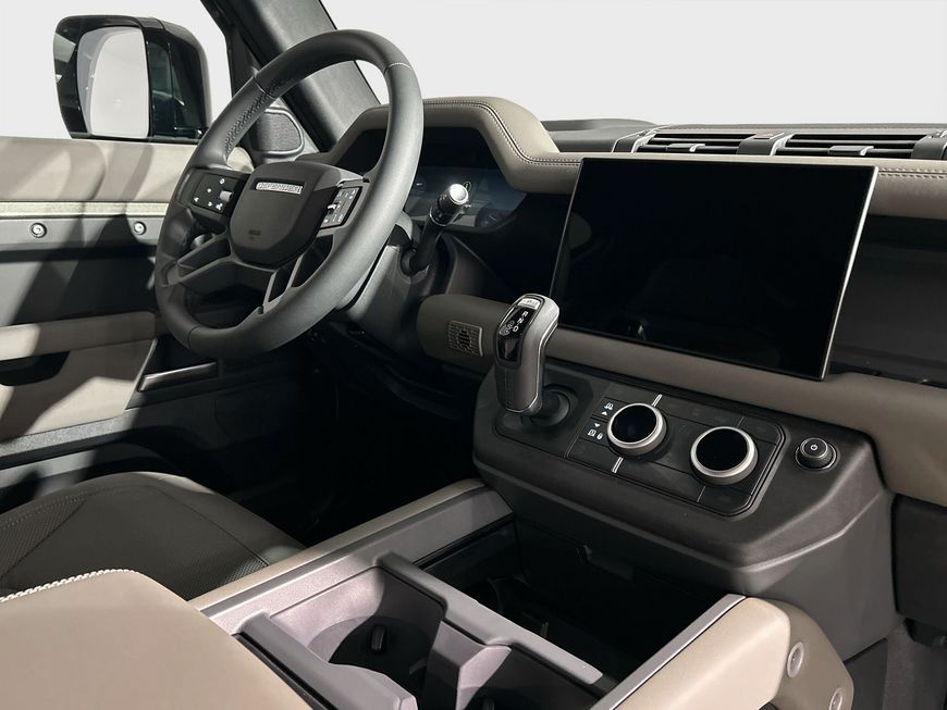 Land Rover Defender 2025