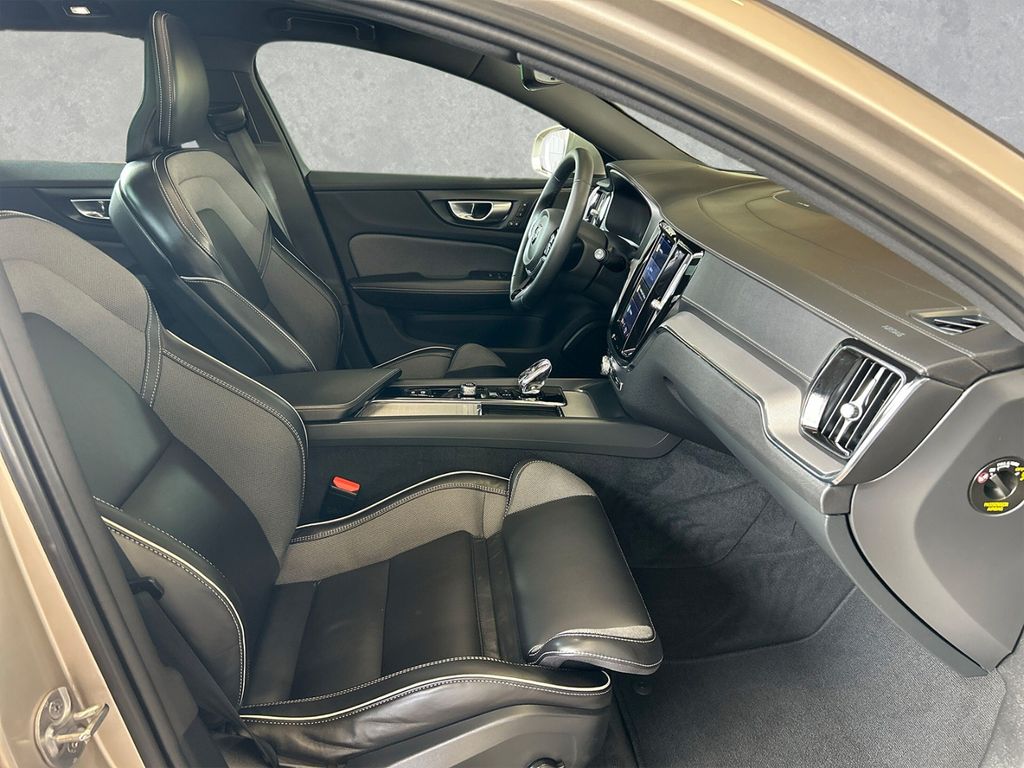 Volvo V60 Cross Country 2023