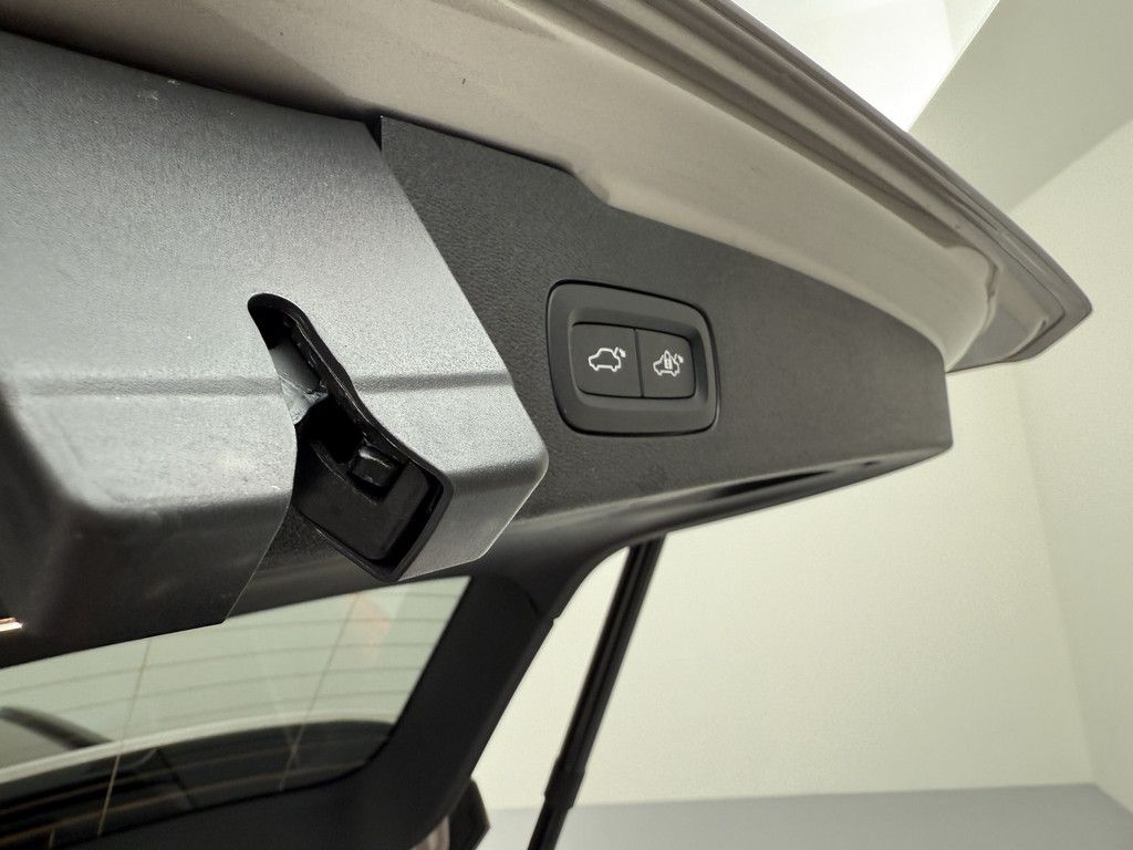 Volvo V60 2025