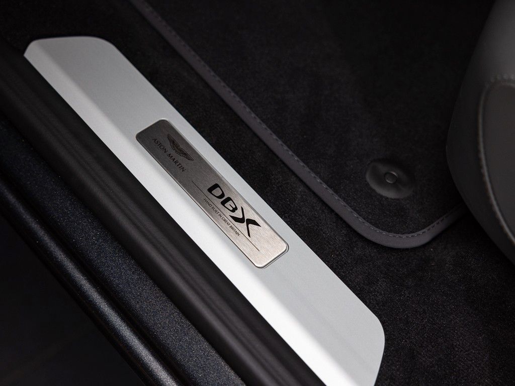 Aston Martin DBX 2024
