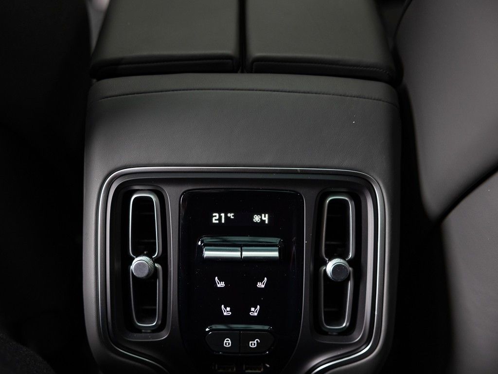 Aston Martin DBX 2024