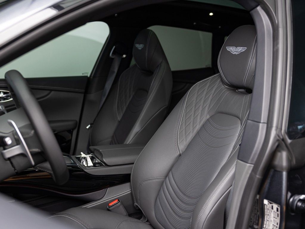 Aston Martin DBX 2024