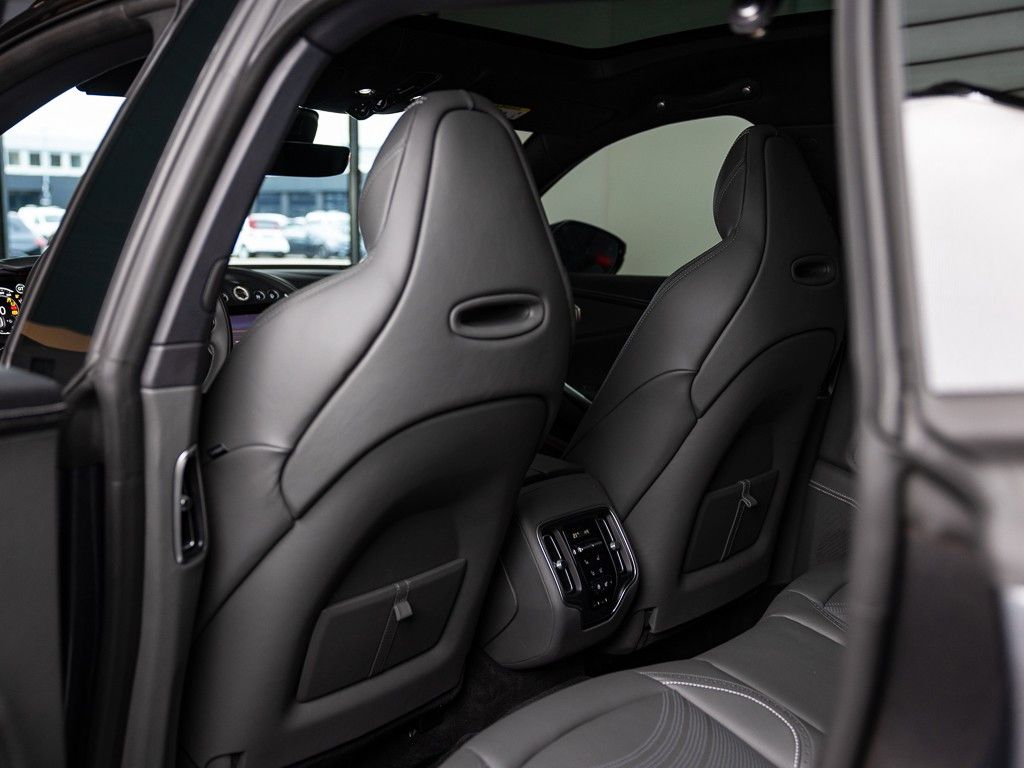 Aston Martin DBX 2024