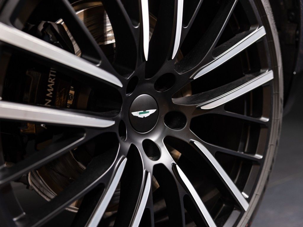 Aston Martin DBX 2024