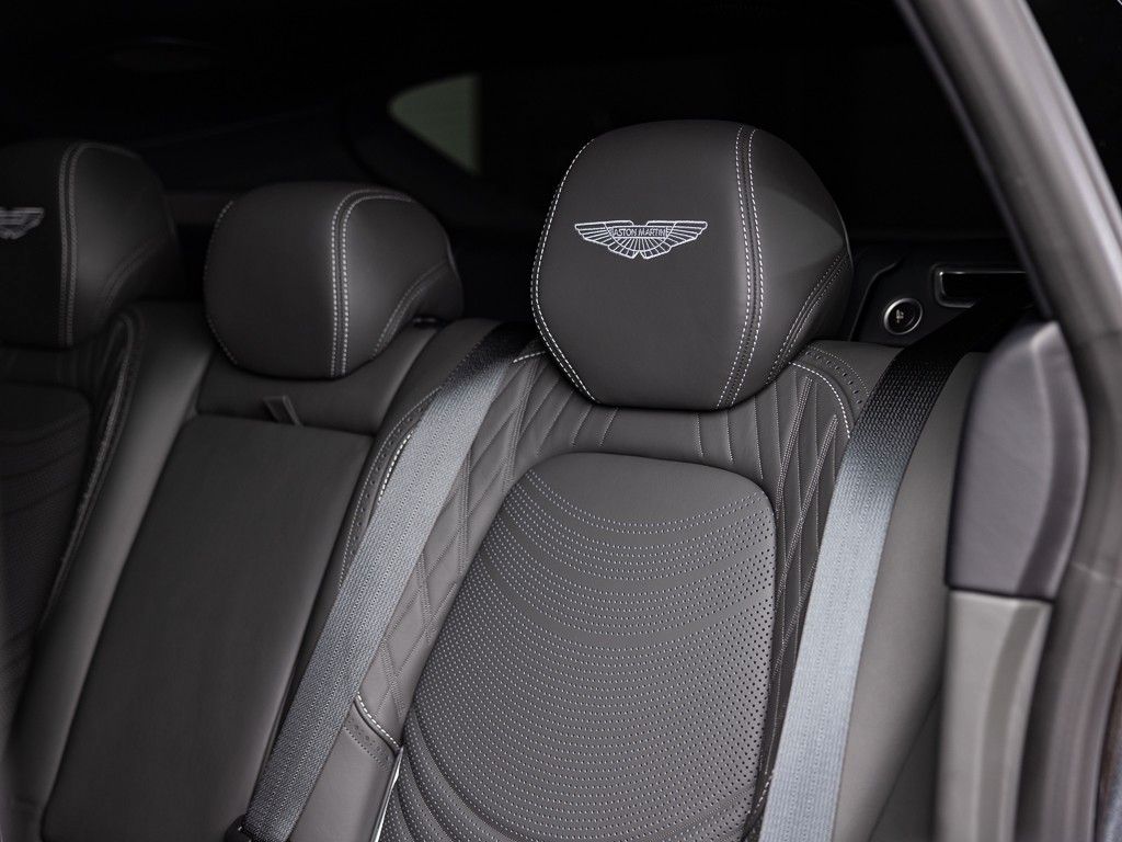 Aston Martin DBX 2024