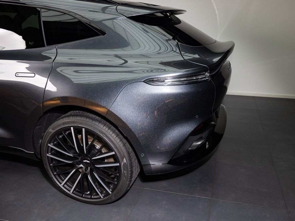 Aston Martin DBX 2024