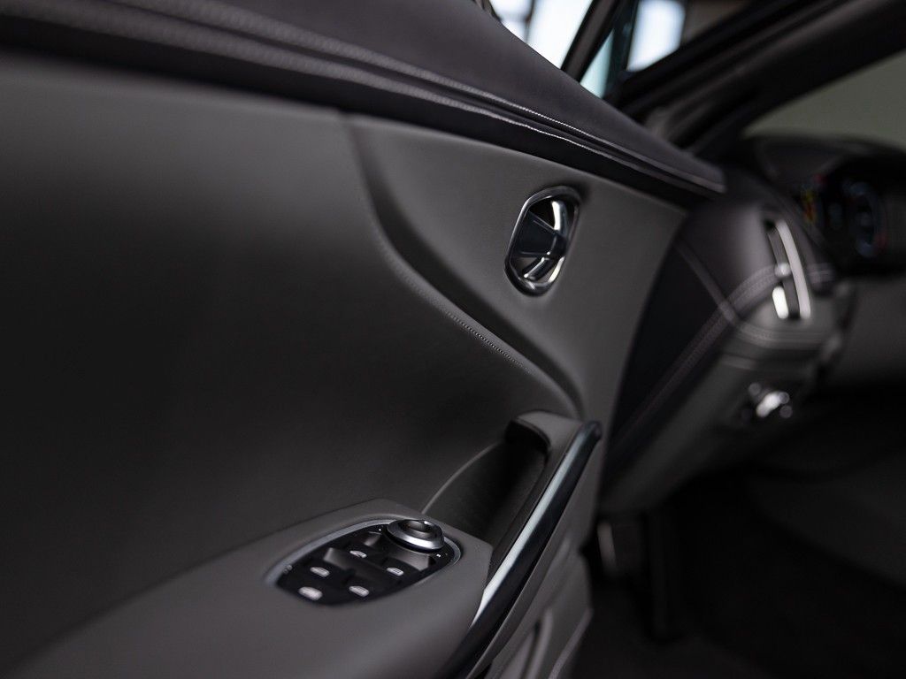 Aston Martin DBX 2024