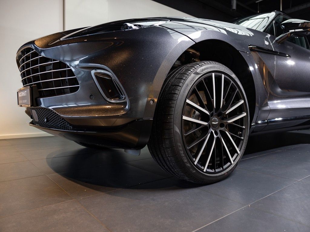 Aston Martin DBX 2024