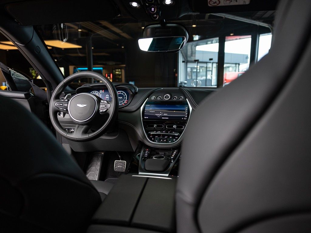 Aston Martin DBX 2024