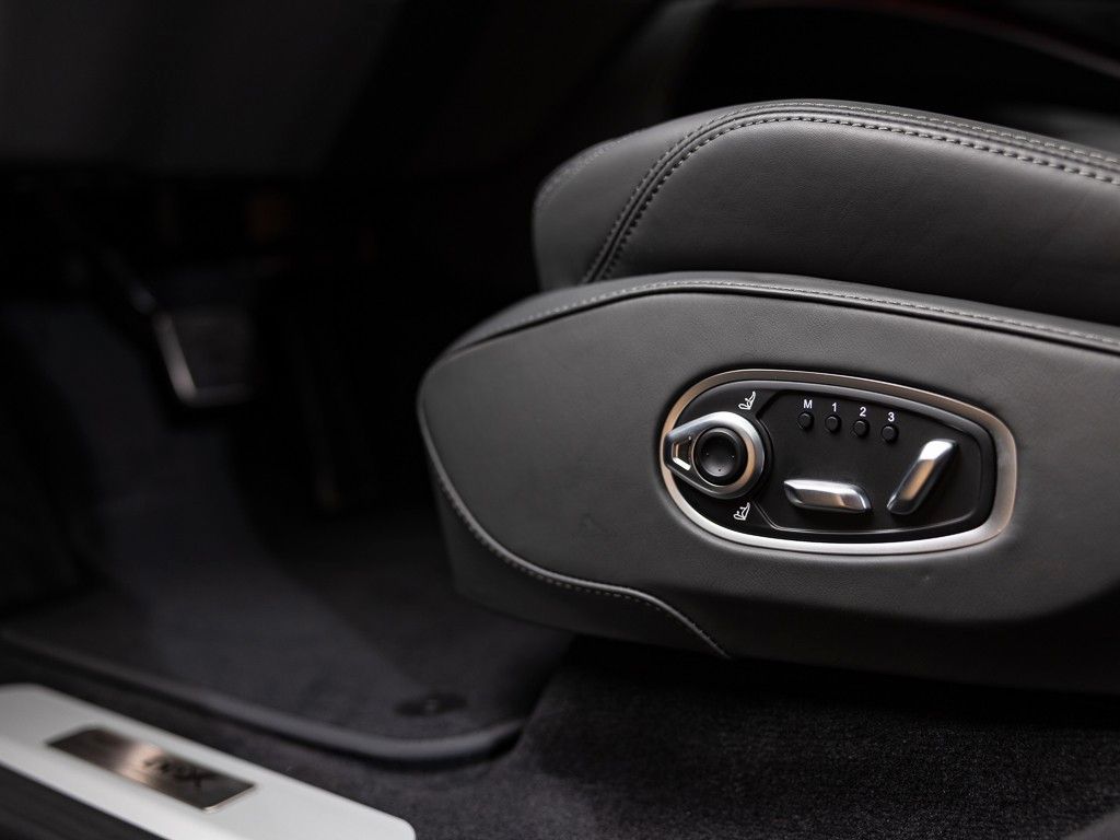 Aston Martin DBX 2024